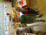 Děti přišly na to, že žirafa jde hezky navléknout na ruku a mohou s ní hrát divadlo :).