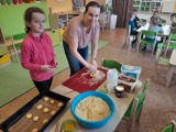 Děkujeme paní Grusové za povolání pekařky a přípravu těsta na  upečení vynikajících koláčů.